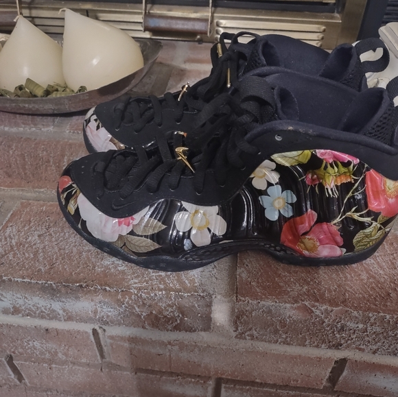 Women's Excellent Condition sz 9 Foamposites. Only worn a few times. Great style - Picture 7 of 8